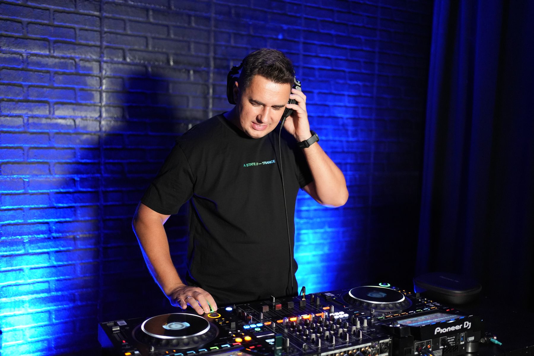 David Matson mixing on Pioneer CDJ-3000 and DJM-900NXS2
